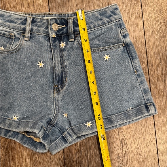 Flowered jean shorts - Picture 9 of 10